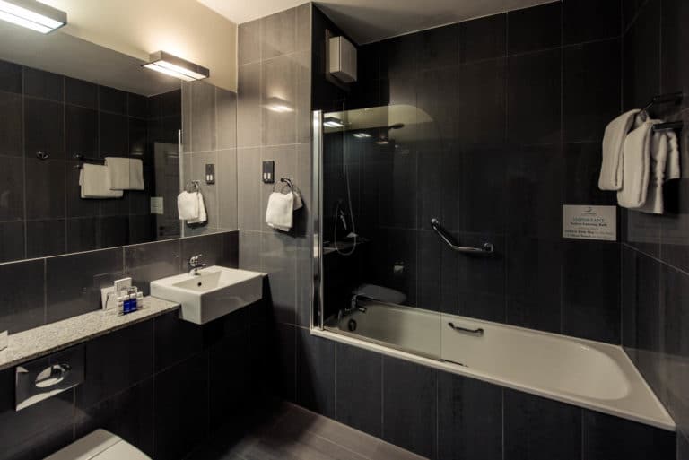 Tulfarris Hotel & Golf Resort Bedroom Bathroom