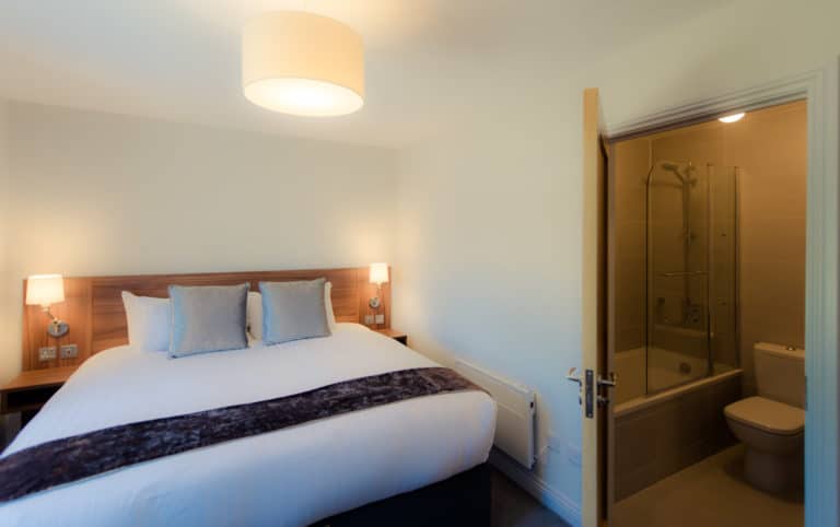 Tulfarris Hotel & Golf Resort Holiday Lodge bedroom and en suite