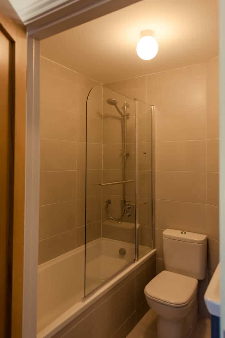 Tulfarris Hotel & Golf Resort Holiday Lodge en suite toilet, bath & shower